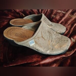 Fly Flot Women's Elegant Gold and Tan Clogs